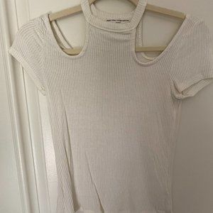 Fitted cream-colored t-shirt with shoulder cutouts